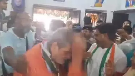 डुमरा: सीतामढ़ी मंच पर जगह नहीं मिलने से नाराज कांग्रेस नेता ने किया हंगामा प्रदेश अध्यक्ष को कहा आप गुंडई कर रहे है #viral