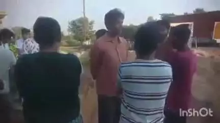 गोपालगंज: कोन्हवा मोड़ के पास स्कूली बस में ट्रक की टक्कर, बस चालक समेत दर्जन भर बच्चे घायल