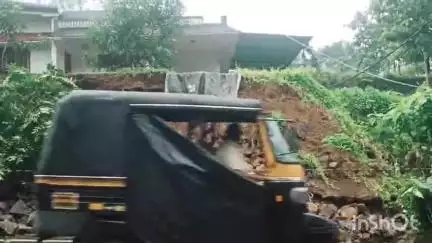 മീനച്ചിൽ: ഈരാറ്റുപേട്ട പത്താഴപ്പടിയിൽ വീടിന്റെ കൽക്കെട്ട് ഇടിഞ്ഞ് റോഡിലേക്ക് വീണ് അപകടം