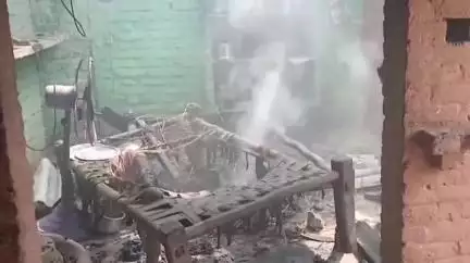 शाहजहांपुर: प्रेम-प्रसंग के तनाव ने बनाया बवाल, युवक के घर में लगाई गई आग, मामला थाना मदनापुर क्षेत्र का