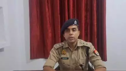 खबर औरैया से बिधूना थाना क्षेत्र के अंतर्गत रूरुगंज मे युवक हत्या के संबंध में जानकारी देते क्षेत्राधिकारी