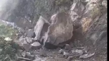 लडभड़ोल: बाल-बाल बची पिकअप गाड़ी, द्रमण के पास चट्टान गिरने से चलाहणु-गोलवां सड़क अवरुद्ध