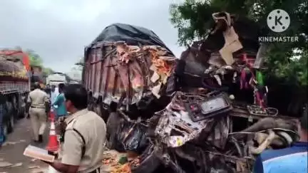 మంచిర్యాల: ఇటిక్యాల గ్రామం వద్ద ఎదురెదురుగా రెండు లారీలు ఢీకొని ఒకరు మృతి ,లారీలో ఉన్న సంతూర్ సుబ్బు లను ఎత్తుకెళ్లిన స్థానికులు