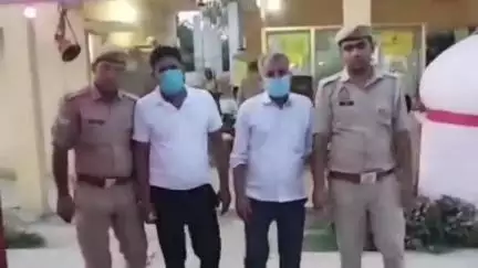 सवायजपुर: खसौरा गांव में हुई मारपीट और पथराव की घटना के दो आरोपियों को गिरफ्तार किया गया, एक के पास से बरामद हुआ तमंचा और कारतूस