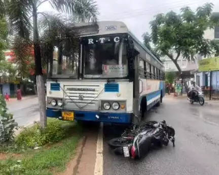 ఆర్మూర్: కోటార్మూర్లో ఆర్టీసీ బస్సు ద్విచక్ర వాహనాన్ని ఢీకొన్న సంఘటనలో ఒకరు మృతి
