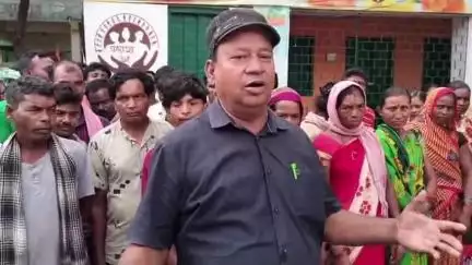 सिमडेगा: कचहरी सिमडेगा में मजदूर यूनियन के प्रदेश अध्यक्ष ने मजदूरों से की बैठक, ज़िला खेल पदाधिकारी पर लगाए आरोप