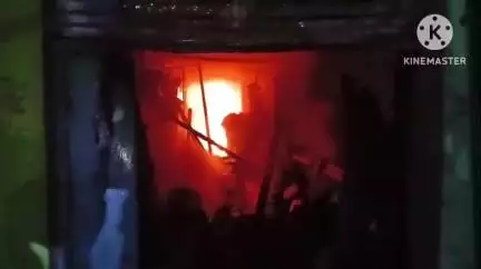 মাৰ্ঘেৰিটা: টিংৰাইত নিশা ভয়ংকৰ অগ্নিকাণ্ডত জাহ যায় চাৰি খনকৈ দোকান,ডিগবৈৰ অগ্নি নিৰ্বাপক বাহন পলমকৈ উপস্থিত হোৱাৰ অভিযোগ