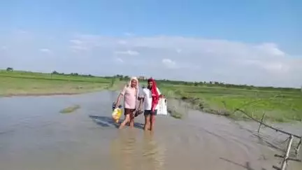 जोगापट्टी: गजना गांव से खुटवनिया में गंडक नदी का जलस्तर बढ़ने से कई गांव का आवागमन हुआ बाधित नाव की व्यवस्था की गई मांग#jansamasya