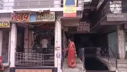 બોટાદમાં ટાવર રોડપર ગીરીરાજ કોમ્પ્લેક્સ માં ત્રણ દુકાનોના તસ્કરોએ તાળા તોડ્યા.