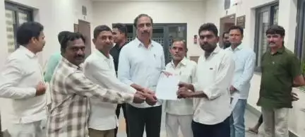 జగిత్యాల: బెస్ట్ అవైలేబుల్ విద్యార్థుల సమస్యలు పరిష్కరించాలని  విద్యార్థుల తల్లిదండ్రులు ఎమ్మెల్యే డాక్టర్ సంజయ్ కుమార్ కు వినతి