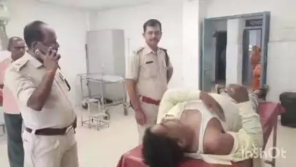 भभुआ: कंचन नगर के समीप कार की चपेट में आए बाइक सवार शिक्षक को पुलिस ने सदर अस्पताल पहुंचाया, हुआ घायल