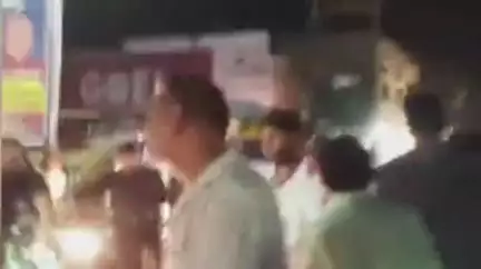 नरसिंहपुर: अष्टांग चिकित्सालय चौराहे पर दो गुटों में गाली-गलौज और मारपीट, वीडियो वायरल