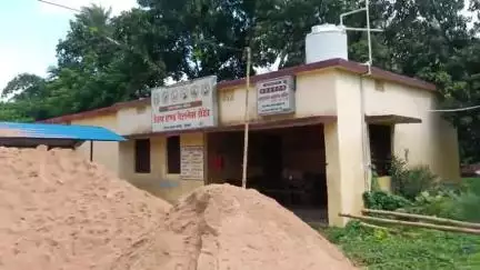 बस वाले स्वास्थ्य केंद्र का काम हो रहा है दो नंबर इटा
