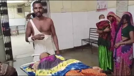 बांसवाड़ा: बावलीया पाड़ा गांव में जमीन विवाद को लेकर दबंगों ने पिता-पुत्री के साथ की मारपीट, लगी चोट, एमजी अस्पताल में उपचार