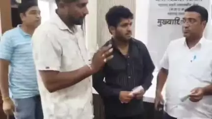 मेहकर: विविध समस्यांनि त्रासलेल्या जनतेने घातला मुख्याधिकारी यांच्या रिकाम्या खुर्चीला घातला पुष्पहार शाल व श्रीफळ #jansamasya