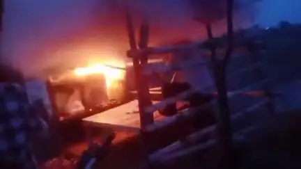 मुरैना नगर: इमलिया तिराहे पर शॉर्ट सर्किट से गुमठी में आग, फायर ब्रिगेड समय पर नहीं पहुंची, लाखों का सामान राख