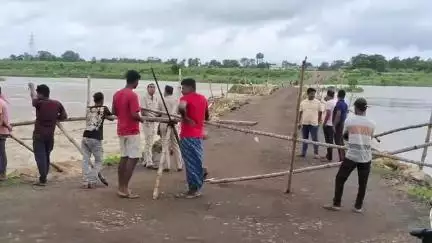 ইলামবাজার: অতিবৃষ্টির জেরে ইলামবাজার ব্লকের জয়দেব কেন্দুলী অজয় নদের ওপর অস্থায়ী ফেরিঘাট অচল হয় এবং সম্পূর্ণরূপে যান চলাচল বন্ধ