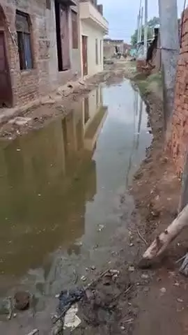 gram lona  m pani bhar  raha h  
dalit basti  m koi  nhi  sun raha h
Bachchan boode nikal nhi pa rahe h
Pradhan sun nhi
