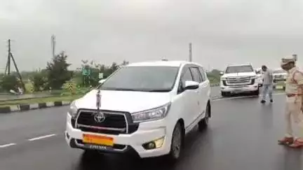 నిర్మల్: నిర్మల్ రూరల్ మండలం ఎల్లపల్లి గ్రామ వద్ద మంత్రి జూపల్లి కృష్ణారావుకు స్వాగతం పలికిన మాజీ మంత్రి, కాంగ్రెస్ నాయకులు