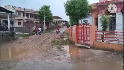 आसपुर: पूंजपुर में कीचड़ के दलदल में फंसे वाहन व आमजन, पीडब्ल्यूडी विभाग नही दे रहा है ध्यान, ग्रामीणों ने जताया रोष#jansmsya