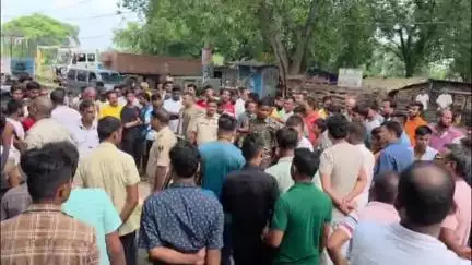 कुटुंबा: अंबा में छत पर चढ़कर आम तोड़ रहे किशोर की हाई टेंशन तार की चपेट में आने से हुई मौत, बिजली विभाग पर लापरवाही का आरोप