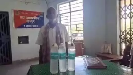 धोरैया: धनकुंड पुलिस ने धनकुंड मंदिर के पास से 3 लीटर देसी महुआ शराब के साथ एक कारोबारी को किया गिरफ्तार
