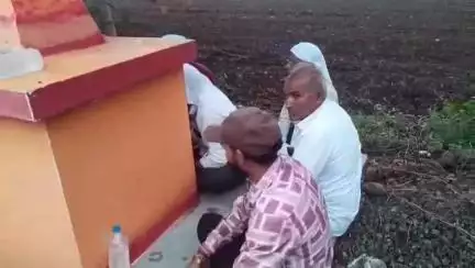 बड़वानी: अंजड में अनोखी मान्यता: वरुण देव को प्रसन्न करने के लिए सर्वसमाज ने नगर सीमा पर काकड़ का पूजन किया