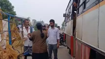ప్రయాణికుడు చొక్కా పట్టుకుని చెంప మీద కొట్టి దురుసుగా ప్రవర్తించిన ఉయ్యూరు డిపో మహిళా కండక్టర్