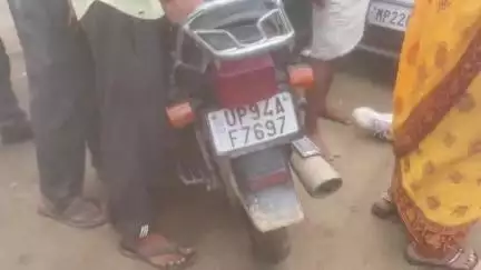 ललितपुर: बिरधा बस स्टैंड के पास तेज रफ्तार कार ने बाइक में मारी जोरदार टक्कर, बाइक सवार युवक गंभीर रूप से घायल, अस्पताल लाया गया