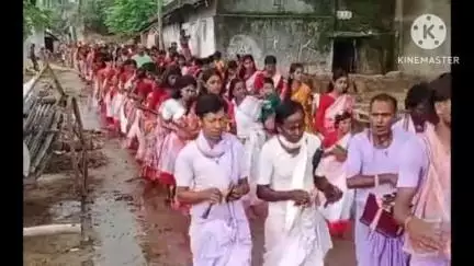 পুরুলিয়া ২: হরি মন্দির প্রতিষ্ঠা উপলক্ষে হুটমুড়া অঞ্চলের চিরু মারচা গ্রামে কুমারীদের মঙ্গল কলস যাত্রার আয়োজন