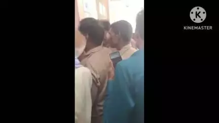 बस्ती: जिला अस्पताल बस्ती में महिलाओं की लाइन में होमगार्ड द्वारा पर्ची कटवाने का वीडियो सोशल मीडिया पर वायरल हो रहा है