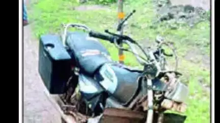 कवठे महांकाळ: विठ्ठलवाडीजवळ भीषण अपघात : बिरोबा दर्शनासाठी निघालेल्या भाविकाचा जागीच मृत्यू, दोघे जखमी