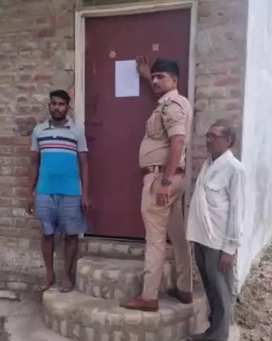 कौंच: कोंच कोतवाली पुलिस ने डकैतीकांड के छठे आरोपी के घर ग्राम करई में चस्पा किया कुर्की का नोटिस, कराई मुनादी