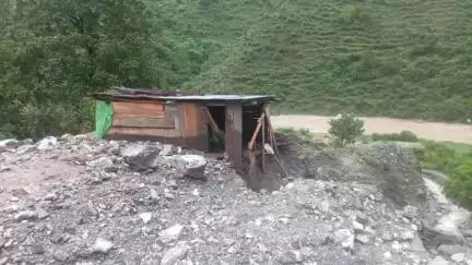 देवाल: आफत की बारिश: देवाल के ग्राम पंचायत खेता मानमती में भारी बारिश से भौरियाबगड तोक में हुआ नुकसान