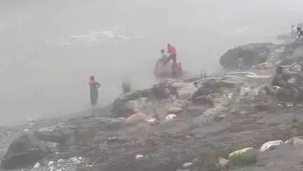 मंडी: ब्यास नदी उफान पर, फिर भी सैलानी नहीं सुधरे, मंडी में बच्चों संग तेज बहाव में जान से खेलते दिखे पर्यटक, वीडियो वायरल