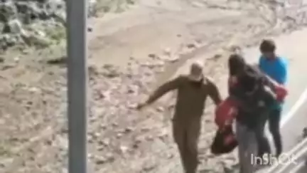 चम्बा: चम्बा-भरमौर एनएच पर भूस्खलन के कारण फंसे मरीजों को परिजन पीठ पर उठाकर ले गए