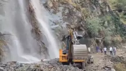 चम्बा: गुरुवार को सुबह से चम्बा-तीसा-बैरागढ़ मुख्य मार्ग रखालू माता मंदिर के समीप सुलेड़ा नाला बंद होने से हर कोई परेशान