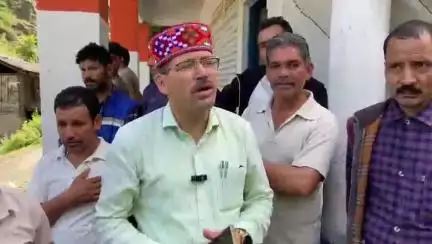 कुल्लू: दोपहर बाद तक बहाल हो पाएगा बंजार-बठाहड़ सड़क मार्ग, विधायक सुरेंद्र शौरी ने लिया क्षतिग्रस्त सड़क का जायजा
