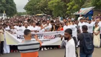 കൊല്ലം: ലഹരിക്കെതിരെ ചിന്നക്കടയിൽ രമേശ് ചെന്നിത്തല എം.എൽ.എയുടെ നേതൃത്വത്തിൽ ലഹരി വിരുദ്ധ സമൂഹ നടത്തം