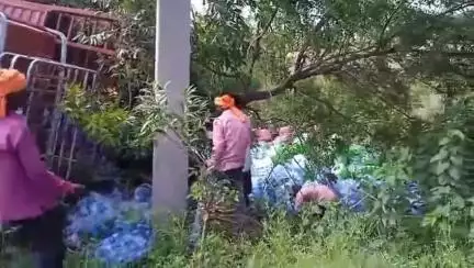 जालौन: जालौन बंगरा मुख्यमार्ग पर छिरिया गांव के पास पानी और पेप्सी से भरा ट्रक पलट गया, चालक घायल