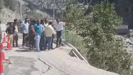 कल्पा: किन्नौर के पोवारी पहुंचे DC किन्नौर ने धंस रहे NH-5 का लिया जायज़ा, सुरक्षा दीवार लगाने के दिए निर्देश