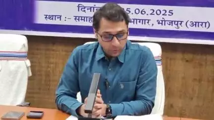 आरा: जिला निर्वाचन पदाधिकारी-सह-DM तनय सुल्तानिया की अध्यक्षता में निर्वाचक सूची के विशेष गहन पुनरीक्षण को लेकर बैठक हुई