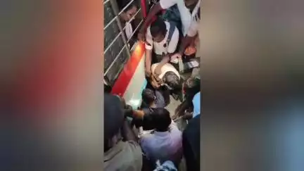 கோவில்பட்டி: ரயில் நிலையத்தில் நடைமேடை மற்றும் ரயிலுக்கு நடுவே சிக்கிக் கொண்ட நபர் மீட்பு