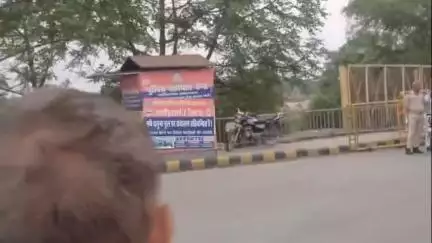 लेप्रोसी चौराहे के पास नए पुल पर ट्रक की टक्कर से मां-बेटे की हुई मौत, परिजनों में मचा कोहराम