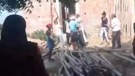 सोरांव: हेतापट्टी गांव में जमीनी विवाद को लेकर दो पक्षों में जमकर मारपीट हुई, वीडियो हो रहा वायरल