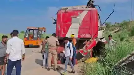 #आगरा-#लखनऊ #एक्सप्रेसवे पर इटावा के सैफई में तेज रफ्तार स्लीपर बस अनियंत्रित होकर