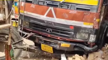 जतारा: बमोरी खास गांव में ट्रक अनियंत्रित होकर मकान में घुसा, मकान क्षतिग्रस्त, एक महिला घायल, यातायात प्रभावित