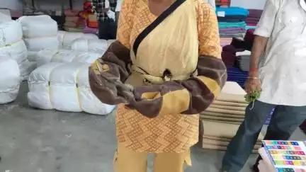 22 जून 25 पाली के मंडिया रोड स्थित महाराजा फैक्ट्री में आया सांप दिव्या जैन ने किया रेस्क्यू