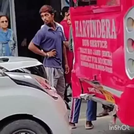 ढटवाल: बड़सर चौक पर अचानक बैल आने से बस और कार में हुई टक्कर, सभी लोग सुरक्षित