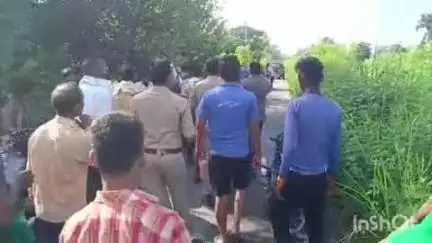 जसराना: भैंसा बृजपुर रोड पर अनियंत्रित होकर नहर में गिरी ट्रैक्टर ट्राली, चालक की मौत दबने से हुई